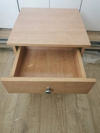 Mesita de noche de madera