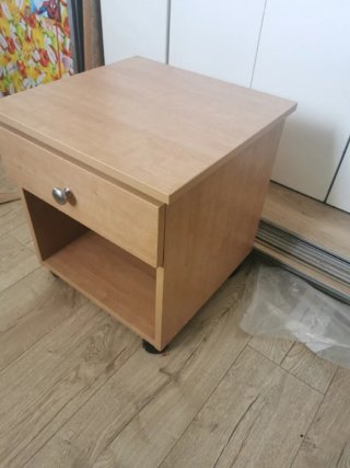 Mesita de noche de madera