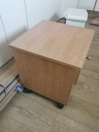 Mesita de noche de madera
