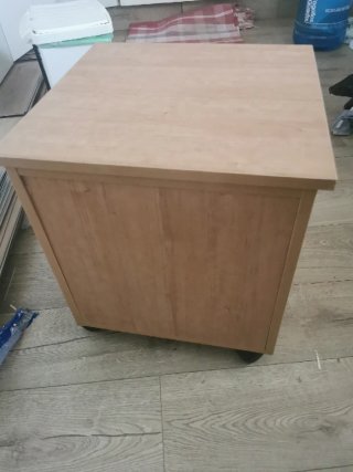 Mesita de noche de madera