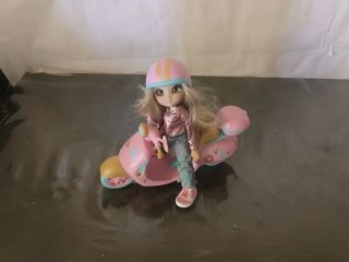 Muñeca con patinete rosa