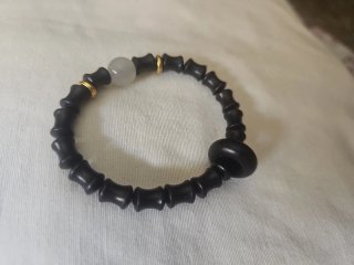 Pulsera negra con detalles grises