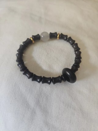 Pulsera negra con detalles grises