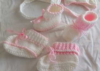 2 Gorros y 2 patucos crochet bebé 3 m
