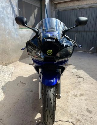 Yamaha R6 Azul y Blanca