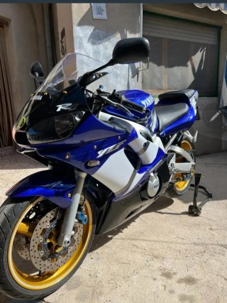 Yamaha R6 Azul y Blanca