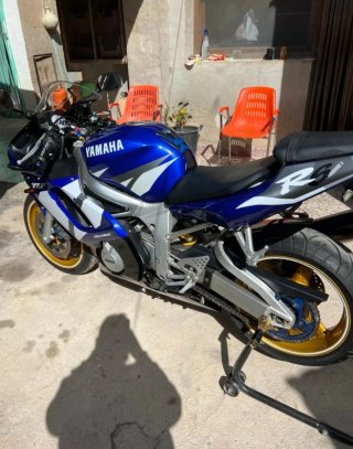 Yamaha R6 Azul y Blanca