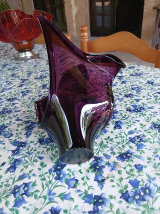 Jarrón de cristal morado