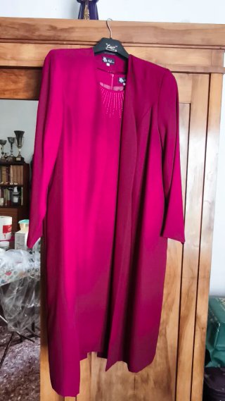 Vestido burdeos con pedrería y abrigo