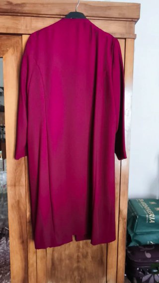 Vestido burdeos con pedrería y abrigo
