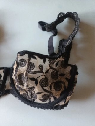 Sujetador beige y negro con estampado
