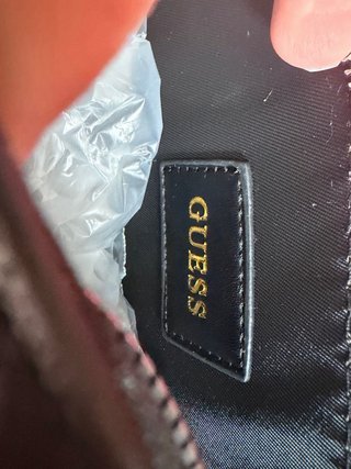 Bolso negro Guess con logo en relieve