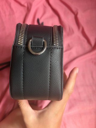 Bolso negro Guess con logo en relieve