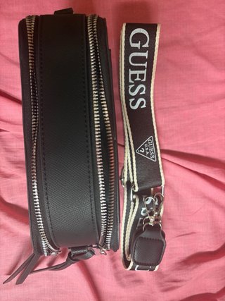 Bolso negro Guess con logo en relieve
