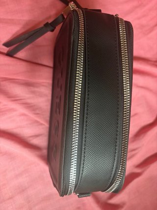 Bolso negro Guess con logo en relieve