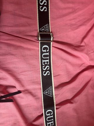 Bolso negro Guess con logo en relieve