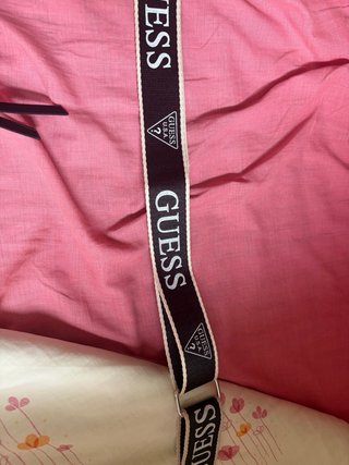 Bolso negro Guess con logo en relieve