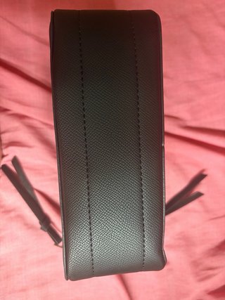 Bolso negro Guess con logo en relieve