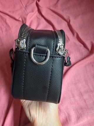 Bolso negro Guess con logo en relieve
