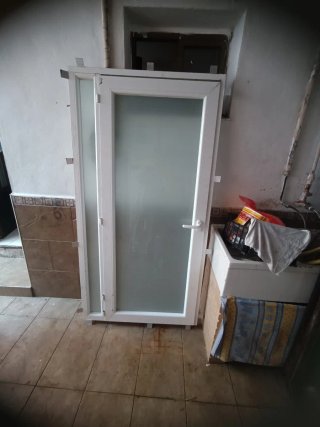 Puerta blanca con cristal translúcido