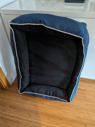 Cama para perro azul y negra