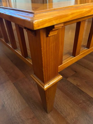 Mesa baja de madera y cristal