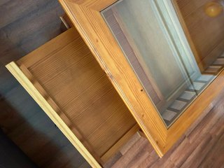 Mesa baja de madera y cristal