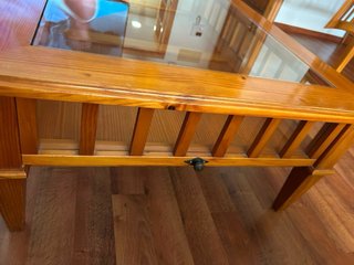 Mesa baja de madera y cristal