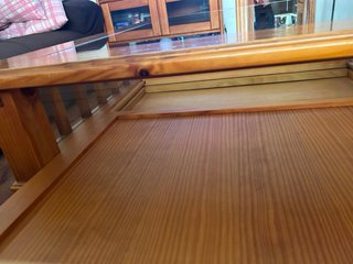 Mesa baja de madera y cristal