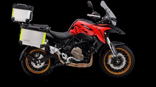 QJ Motor SRT 700X Trail Roja y Plata