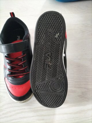 Zapatillas Fila Negras y Rojas