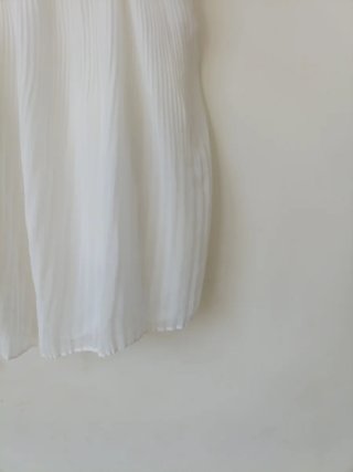 Blusa blanca de tirantes con plisado