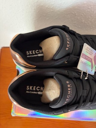 Skechers plataforma negras y doradas T38,5