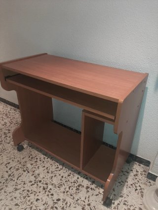 Mesa de madera con ruedas