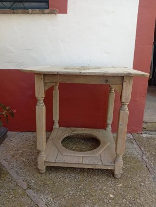 Antigua mesa de camilla de madera maciza