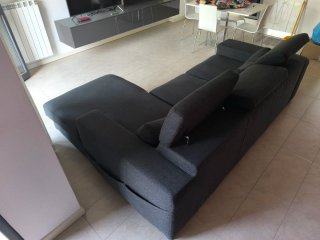 Divano angolare 4 posti + 2 pouf