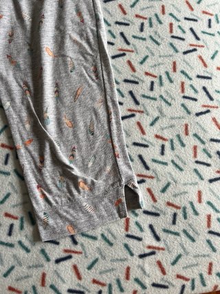 Pijama gris con estampado de plumas talla S