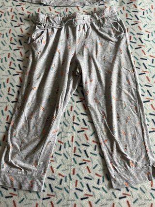 Pijama gris con estampado de plumas talla S