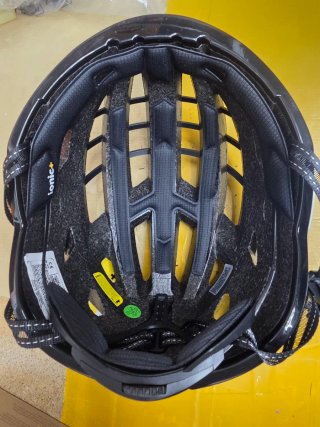 Casco de ciclismo brillante