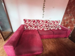 Sofá seccional rosa y rojo precio negociable