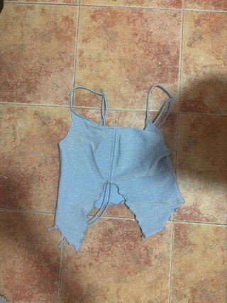 Top azul brillante con tirantes