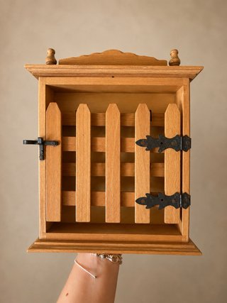 Porta oggetti in legno con cancello