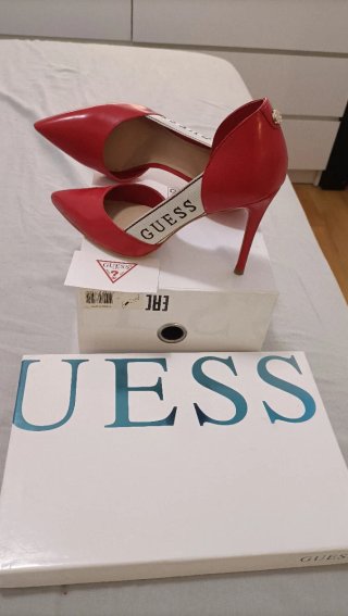 Zapatos de tacón Guess rojos