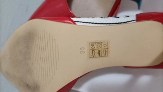 Zapatos de tacón Guess rojos