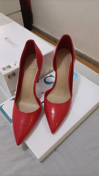 Zapatos de tacón Guess rojos