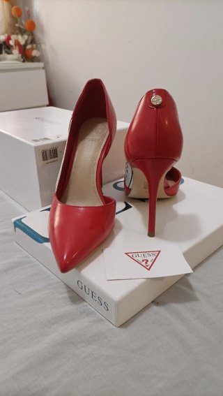 Zapatos de tacón Guess rojos