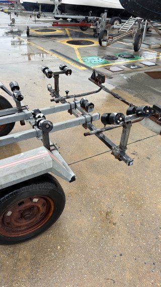 Remolque para barco (en Ribadeo)