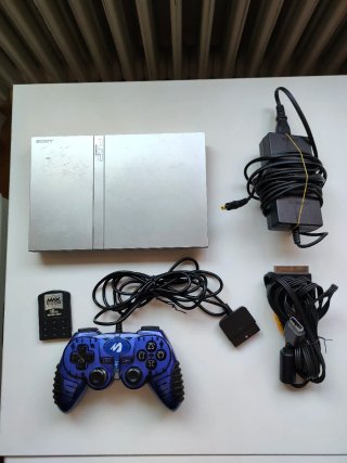 PlayStation 2 Slim Plateada + Accesorios