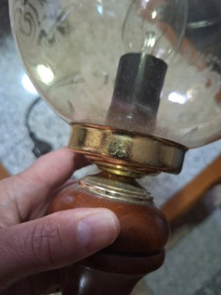 Lámpara de mesa vintage dorada