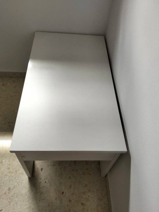 Mesa auxiliar blanca de madera